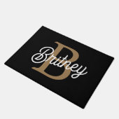 Paillasson Monogramme moderne élégant Nom Black Gold Script (Incliné)