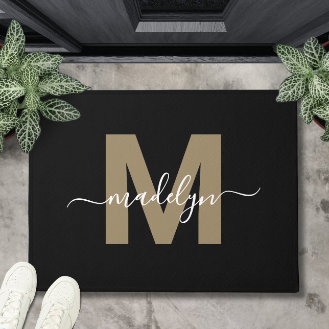 Paillasson Nom du monogramme d'or noir moderne (Modern Black Gold Initial Monogram Script Name Doormat )