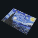 Paillasson Nuit étoilée par Vincent Van Gogh<br><div class="desc">Peinture à l'huile du maître hollandais Vincent Van Gogh (1853-1890) Probablement son tableau le plus célèbre, Van Gogh peint "La Nuit étoilée" en 1889 de mémoire alors qu'il se trouvait dans un asile en France où il s'est enregistré pour la dépression.La scène dépeint la vue depuis sa fenêtre de chambre....</div>