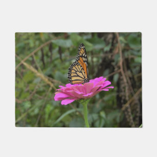 Paillasson Papillon Monarque sur une jolie fleur rose Zinnia