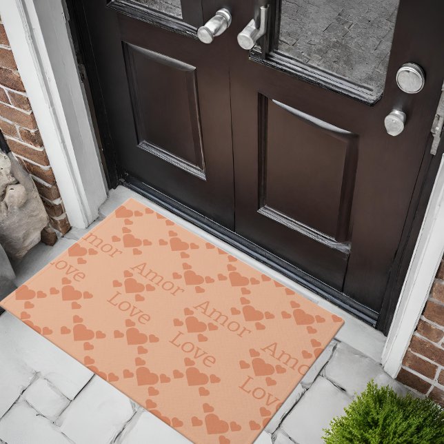 Paillasson Peach Fuzz Love Hearts Texte bilingue "Amor" "Love (cute peach hearts, bilingual text Doormat with "amor-love" customiszable
Multilingual project.)