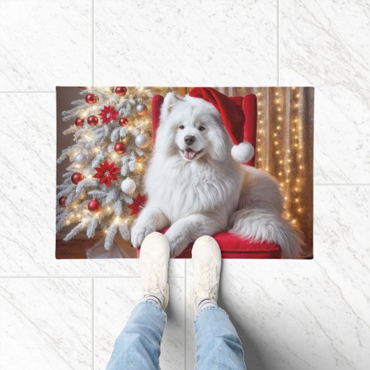 Paillasson Père Noël Samoyed Dog sur une chaise rouge (Intérieur)