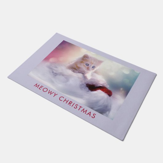 Paillasson Petit Kitten reposant sur un chapeau de Noël Meowy (Incliné)