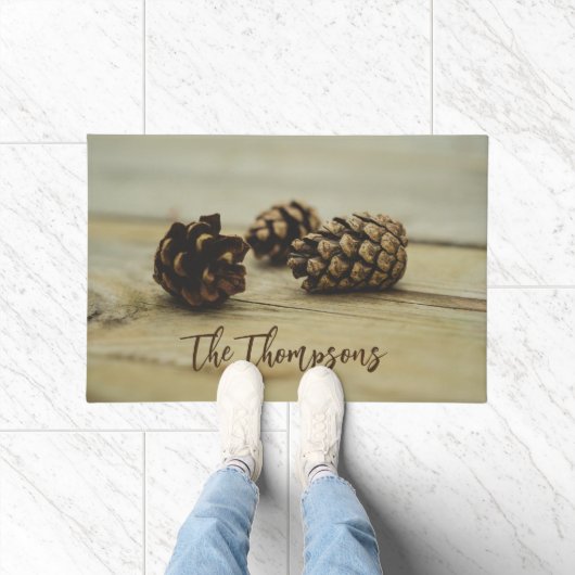 Paillasson Pinecones Rustiques Sur Bois Avec Nom Personnalisé (Intérieur)