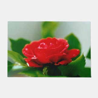 Paillasson Rose rouge de la passion couverte de gouttes de ro