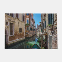 Rue étroite avec canal à Venise