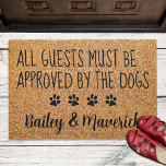 Paillasson Tous Les Invités Approuvés Par Chiens Funny Pet Ch<br><div class="desc">Bienvenue aux invités avec ce drôle de tapis de portes ! " Tous Les Clients Doivent Être Approuvés Par Les Chiens ". . Personnalisez avec vos noms de chiens. Matelas de bienvenue - Manteau Empreinte de patte de sol de chien. Coeur rustique en imitation naturelle et design noir avec empreintes...</div>