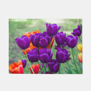 Paillasson Tulipes violettes foncées par beau temps dans le j