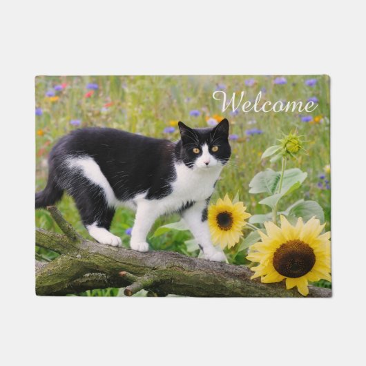 Paillasson Un mignon chat tuxedo sur une branche d'arbre avec (Devant)