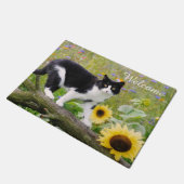 Paillasson Un mignon chat tuxedo sur une branche d'arbre avec (Incliné)