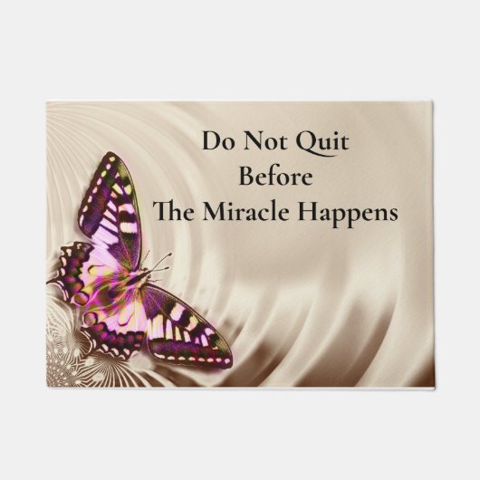 Paillasson Un papillon rose sur fond de satin crème (Devant)