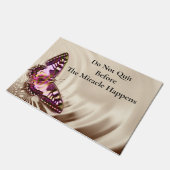 Paillasson Un papillon rose sur fond de satin crème (Incliné)