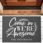 Paillasson Venez Nous sommes fantastiques Gris Funny Family D<br><div class="desc">Venez Nous sommes un magnifique mat de famille gris amusant. Ce tapis de porte rustique présente un script moderne aux accents rustiques de branche d'olivier de laurier. Personnalisez ce drôle de design personnalisé avec votre propre nom de famille. Fait le cadeau parfait pour le ménage.</div>