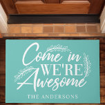 Paillasson Venez Nous sommes super Turquoise Funny Family Doo<br><div class="desc">Venez Nous sommes un magnifique tapis de porte Turquoise Funny Family. Ce tapis de porte rustique présente un script moderne aux accents rustiques de branche d'olivier de laurier. Personnalisez ce drôle de design personnalisé avec votre propre nom de famille. Fait le cadeau parfait pour le ménage.</div>