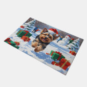 Paillasson Yorkipoo coule en neige avec le Casquette de Noël (Incliné)
