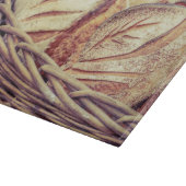 Pain frais dans une planche à découper de paniers (Coin)