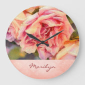 Painterly Pink Roses op Damask Monogramed Grote Klok (Voorkant)
