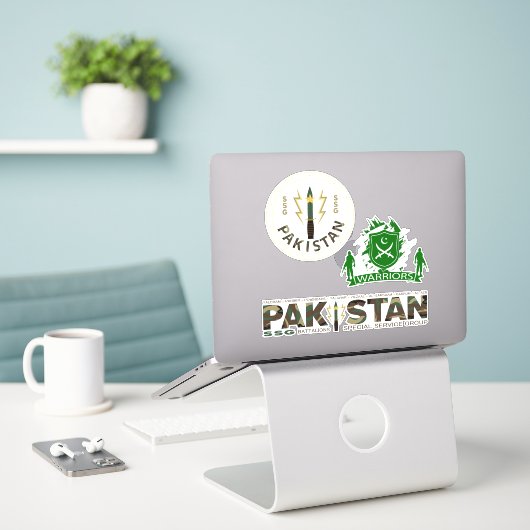 PAKISTAN SSG STICKER (Laptop op bureau)