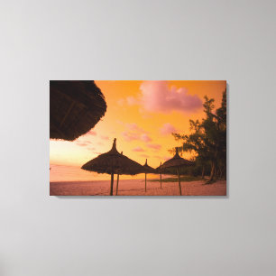 Palapa-stijl strandhutten bij zonsopgang, Belle Ma Canvas Afdruk