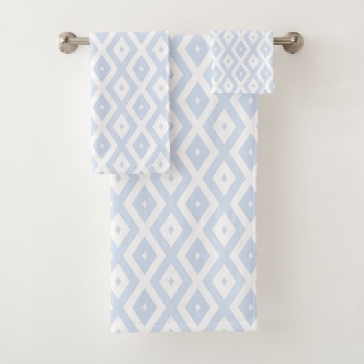 Pale blue and white diamond pattern bad handdoek (Insitu)