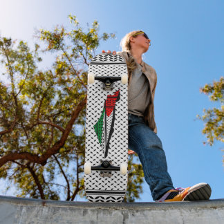 Palestina kaart met vlag en Keffiyeg patroon Skateboard