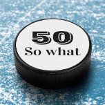 Palet De Hockey 50 donc ce que Drôle Cite 50e Anniversaire<br><div class="desc">50 donc ce Drôle Cite 50e Anniversaire Hockey Puck. Un dicton drôle et inspirant 50 alors que dans la typographie noire moderne. Parfait pour une personne qui a le sens de l'humour. Vous pouvez changer l'âge.</div>
