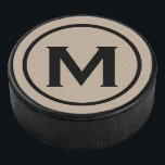 Palet De Hockey Monogramme noir simple initial<br><div class="desc">Le design monogrammé minimal comporte un médaillon monogramme noir et beige dans une typographie classique blanche. Personnalisez avec votre initiale.</div>
