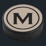 Palet De Hockey Monogramme noir simple initial<br><div class="desc">Le design monogrammé minimal comporte un médaillon monogramme noir et beige dans une typographie classique blanche. Personnalisez avec votre initiale.</div>