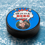 Palet De Hockey Papa, tu es mon héros Photo de la Fête du Père<br><div class="desc">Papa, tu es mon héros Superhero arrière - plan de la fête du Père Photo Hockey Puck. Papa cite la fille ou le fils au héros spécial dans leur vie sur une bulle de discours de super-héros de bande dessinée. Ajoutez votre photo et vos noms. Tu peux changer papa, papa,...</div>