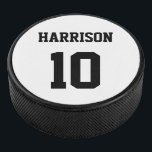 Palet De Hockey Varsity sports noir blanc nom personnalisé<br><div class="desc">Varsity sports noir blanc nom personnalisé numéro monogramme Hockey Puck. Le style sportif varié. Customisez-le avec votre nom,  âge,  année,  numéro ou nom d'équipe sportive.</div>