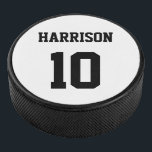 Palet De Hockey Varsity sports noir blanc nom personnalisé<br><div class="desc">Varsity sports noir blanc nom personnalisé numéro monogramme Hockey Puck. Le style sportif varié. Customisez-le avec votre nom,  âge,  année,  numéro ou nom d'équipe sportive.</div>