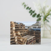 Palettes en bois sur la carte postale Dock (Debout devant)