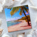 Palm Tree Hawaii Photo Vintage Sur Plage Type Temp<br><div class="desc">"A l'heure de la plage." Revenez à la mémoire des jours de plage tropicale et paresseux chaque fois que vous utilisez cette Hawaii vacances funky, rétro, look vintage, carrelage en céramique affaissé d'un palmier solitaire sur une plage de sable, croissant, avec ciel bleu turquoise clair et l'eau. 2 tailles au...</div>