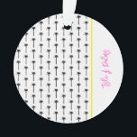 Palm Tree Motif Emplacement Travel Beach Coastal<br><div class="desc">Motif en silhouette de palmier en noir sur arrière - plan blanc, garniture jaune. Emplacement personnalisé en rose. Facile à personnaliser le texte, la couleur du texte, la police. GRANDE tenue de voyage pour n'importe quel endroit, Lieu favori, Vacances Souvenir, Fête de réunion de famille, Amoureux de plage, Séjour de...</div>