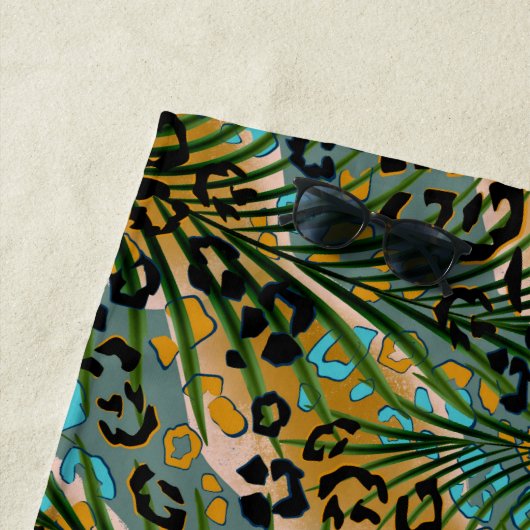 Palmbladeren op een luipaard achtergrond. strandlaken (In situ)