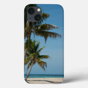 Palmboom en wit zandstrand iPhone 13 hoesje