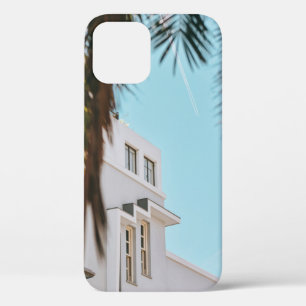 Palmboom nabij wit betongebouw iPhone 12 hoesje