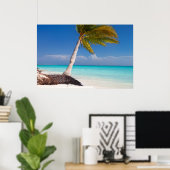 Palmboom op het strand van de oceaan poster (Thuiskantoor)