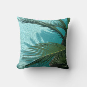Palmboom over het water kussen