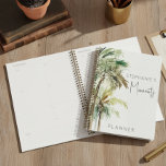 Palmiers tropicaux modernes<br><div class="desc">Gardez trace de tous vos rendez-vous et dates spéciales avec ce planificateur. Ce design présente un groupe de beaux palmiers tropicaux vert luxuriants et marron sur un arrière - plan texturé en papier d'aquarelle blanche. Créé par Simply Farmhouse Press.</div>
