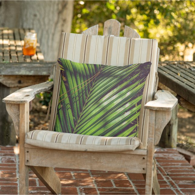 Palmrond, pijnnaalden en schaduwen Sierkussen (Stoel)