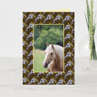Palominepaardje op het bloemenpatroon feestdagen kaart
