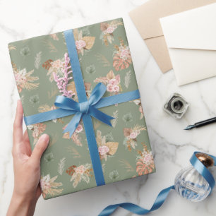 Pampas gras en bloemen op olijfgroen cadeaupapier
