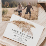 Pampas Grass Boho Wedding Enregistrer La Carte Dat<br><div class="desc">Pampas Grass Boho Wedding Save The Date Card Rustic, mais avec une touche moderne, pampas grass enregistrer la carte de date avec un arrangement d'aquarelle de l'herbe. Cette conception comporte également la photo du couple, qui peut être enlevée, au dos de la carte. Ce design est idéal pour un couple...</div>