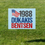 Pancarte 1988 Dukakis Bentsen Funny Retro Election Yard<br><div class="desc">Symbole amusant de cour de campagne politique vintage avec les candidats pour le parti démocratique dans les années 80. Michael Dukakis et Lloyd Bentsen pour la présidence.</div>