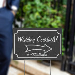 Pancarte Cocktails mariages Ainsi Faux Chalkboard<br><div class="desc">Il est recto verso pour vous permettre de pointer la flèche vers l'endroit où se trouvent les cocktails. Et je suis sûr que vos invités les trouveront et trinqueront à votre journée spéciale. Si vous n'avez pas l'intention d'avoir un hashtag mariage,  n'hésitez pas à supprimer et ajouter vos noms.</div>