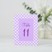 Pancarte de numéro de table à pois blancs et viole (Debout devant)