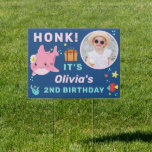 Pancarte Honk Pink Cute Sharks Kids Photo Birthday Yard<br><div class="desc">Symbole d'anniversaire des enfants de requins roses</div>