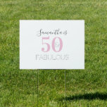 Pancarte Personnalisé 50 fabuleux Pink 50th Birthday Yard<br><div class="desc">C'est un design moderne personnalisé, 50 et fabuleux anniversaire. Il est en typographie rose, noire et grise. Idéal pour une fête du 50e anniversaire chic et élégante. Pour ajouter votre nom, utilisez simplement le bouton Personnaliser. Si vous souhaitez modifier la couleur, vous pouvez le faire dans l’outil d’édition. Pour obtenir...</div>
