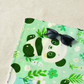 Panda Beer Pattern Green Print Strandlaken (In situ)